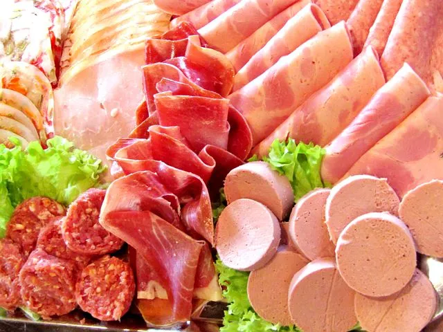 На «Кубанской ярмарке» продали 30-килограммовый колбасный торт  
